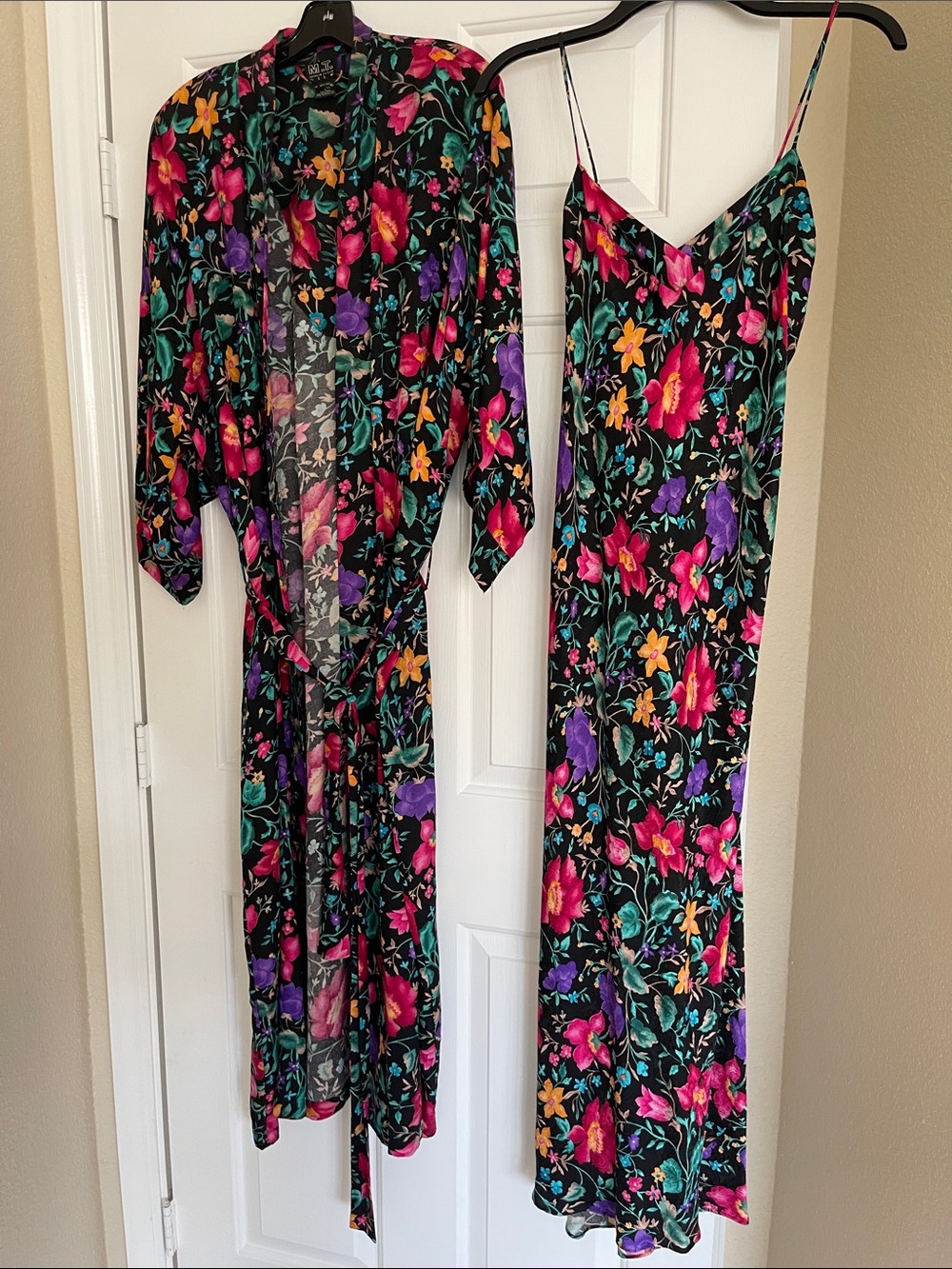 Morgan Taylor Black Silk floral kimono robe and gown, Small